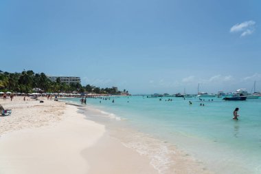 Isla Mujeres, Cancun, Meksika - 13 Eylül 2021: Güzel Karayip plajı Playa Norte veya Cancun, Meksika yakınlarındaki Isla Mujeres 'deki kuzey plajı