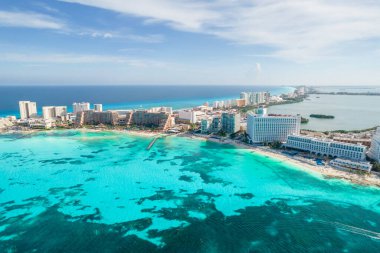 Meksika 'daki Cancun plajının havadan görüntüsü. Karayip kıyı manzarası