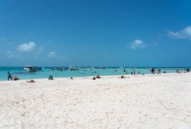 Mujeres Adası, Cancun, Meksika - 13 Eylül 2021: Güzel Karayip plajı Playa Norte veya Cancun yakınlarındaki Isla Mujeres 'in kuzey sahili, Meksika