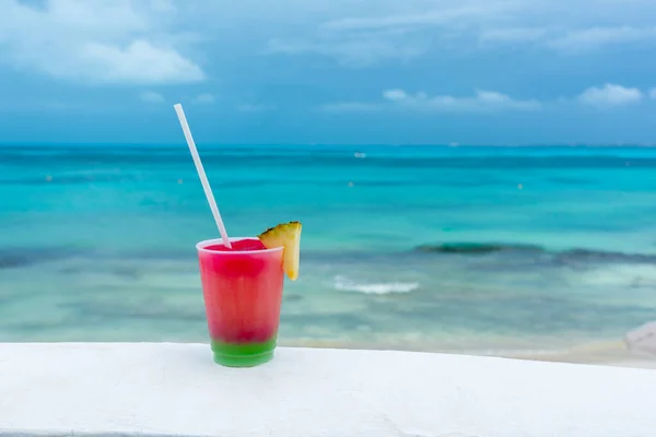 Cocktail com mar caribenho no fundo. Conceito de belas férias tropicais — Fotografia de Stock
