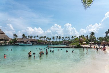 Cancun, Meksika - 13 Eylül 2021: Maya Riviera tatil beldesindeki XCaret parkındaki göl. XCaret, Meksika Mayan Riviera 'sında ünlü bir eko-turizm parkı.