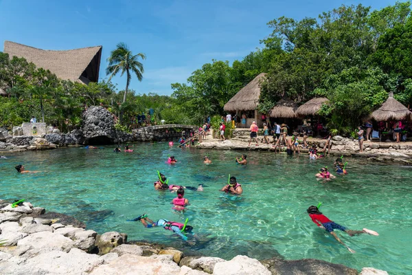 Cancún, México - 13 de setembro de 2021: Mergulho com snorkel no parque XCaret na estância de Riviera Maia. — Fotografia de Stock