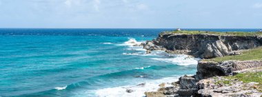 Punta Sur - Isla Mujeres 'in en güney noktası, Meksika. Karayip denizinde kayalıkları olan plaj