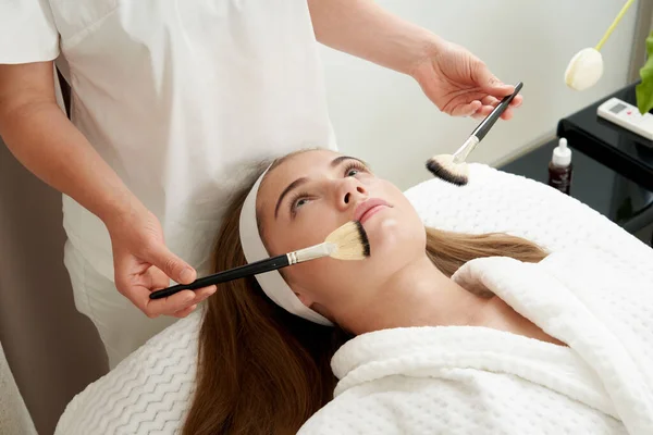 Mujer consigue cepillos tratamiento en la clínica de belleza. Concepto Face Skin Care. Relajante en el salón de spa — Foto de Stock