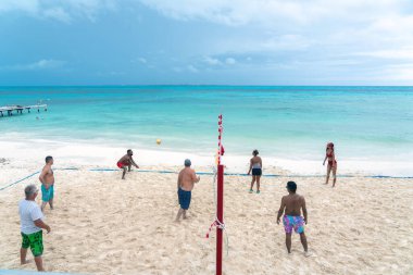 Cancun, Meksika - 11 Eylül 2021: Cancun, Meksika 'da dahil olmak üzere tüm otellerde voleybol oynayan turistler.