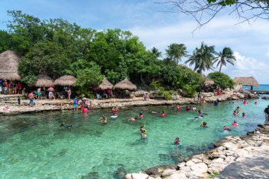 Cancun, Meksika - 13 Eylül 2021: Maya Riviera tatil beldesi XCaret Parkı 'nda Şnorkelleme.