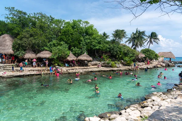 Cancún, México - 13 de setembro de 2021: Mergulho com snorkel no parque XCaret na estância de Riviera Maia. — Fotografia de Stock