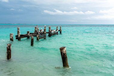 Meksika, Cancun 'daki Playa Caracol plajındaki eski bir iskelenin kalıntıları.