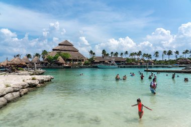 Cancun, Meksika - 13 Eylül 2021: Maya Riviera tatil beldesindeki XCaret parkındaki göl. XCaret, Meksika Mayan Riviera 'sında ünlü bir eko-turizm parkı.