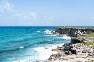 Punta Sur - Isla Mujeres 'in en güney noktası, Meksika. Karayip denizinde kayalıkları olan plaj