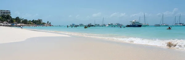 Isla Mujeres, Cancun, Mexico - 13 september 2021: Mooi Caribisch strand Playa Norte of Noordstrand op de Isla Mujeres bij Cancun, Mexico — Stockfoto
