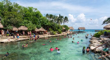 Cancun, Meksika - 13 Eylül 2021: Maya Riviera tatil beldesi XCaret Parkı 'nda Şnorkelleme.