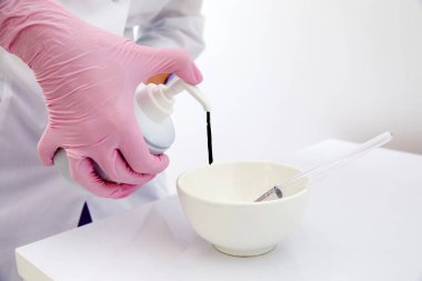 Kozmetik uzmanının karbon soymak için siyah yüz maskesi koyduğu kabı kapatın.