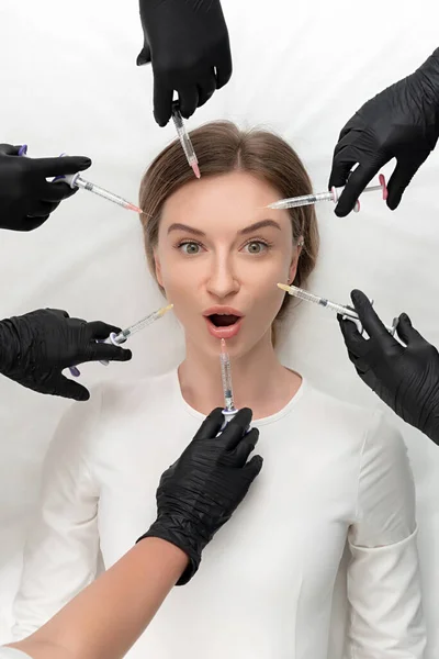 Konceptuell skönhet och kosmetologi bild av händerna på flera läkare som håller sprutor. Skönhet och kosmetologi koncept. Kosmetiska förfaranden mesoterapi — Stockfoto
