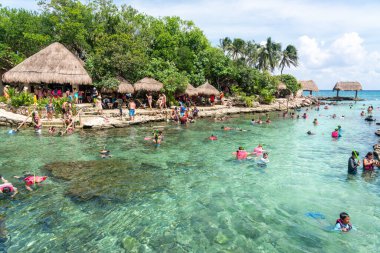 Cancun, Meksika - 13 Eylül 2021: Maya Riviera tatil beldesi XCaret Parkı 'nda Şnorkelleme.
