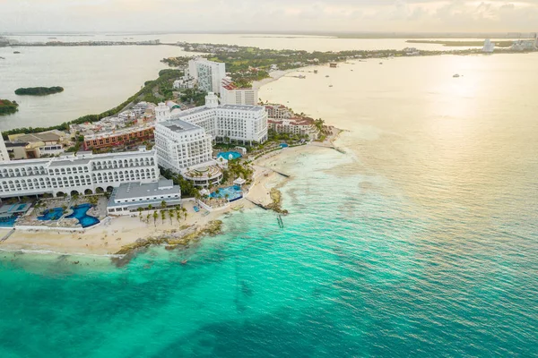 Panoramisch uitzicht vanuit de lucht op het strand van Cancun en de hotelzone van de stad in Mexico. Caraïbische kust landschap van Mexicaanse badplaats met strand Playa Caracol en Kukulcaanse weg. Riviera Maya in Quintana roo regio op — Stockfoto