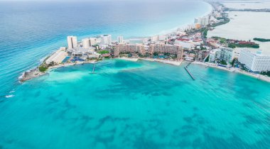 Meksika 'daki Cancun plajı ve şehir otelinin havadan panoramik manzarası. Plaj Playa Caracol ve Kukulcan yolu ile Meksika tatil beldesinin Karayip sahili manzarası. Quintana Roo bölgesinde Riviera Maya