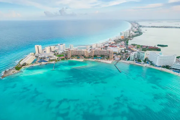 Panoramiczny widok z lotu ptaka na plażę Cancun i strefę hotelową miasta w Meksyku. Karaibski krajobraz wybrzeża meksykańskiego kurortu z plażą Playa Caracol i drogą kukulkańską. Riwiera Maya w regionie Quintana roo na — Zdjęcie stockowe