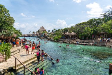 Cancun, Meksika - 13 Eylül 2021: Maya Riviera tatil beldesi XCaret Parkı 'nda Şnorkelleme.