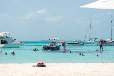 Isla Mujeres, Cancun, Meksika - 13 Eylül 2021: Güzel Karayip plajı Playa Norte veya Cancun, Meksika yakınlarındaki Isla Mujeres 'deki kuzey plajı