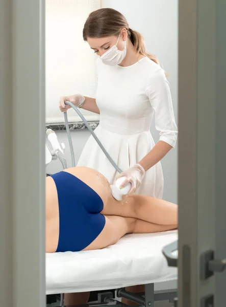 Ultrasound cavitation body contouring treatment. Woman getting anti-cellulite and anti-fat therapy in beauty salon — Stock Photo, Image