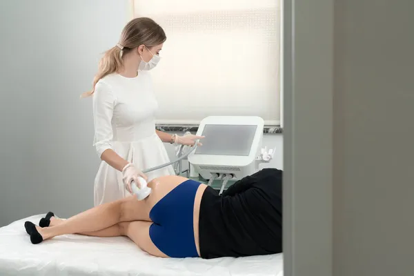 Tratamiento de contorno corporal de cavitación por ultrasonido. Mujer recibiendo terapia anti-celulitis y anti-grasa en el salón de belleza — Foto de Stock