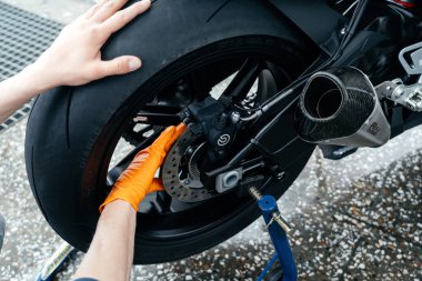 STAVROPOL, RUSSIA - 28 Mayıs 2020: BMW siyah spor bisikleti. Rusya 'nın Stavropol şehrinde modern güçlü motosiklet