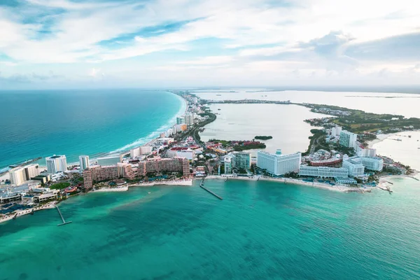Вид с воздуха на пляж Канкун и городскую гостиничную зону в Мексике. Карибский прибрежный пейзаж мексиканского курорта с пляжем Playa Caracol и Kukulcan дороги. Рифаа-Майя в регионе Кинтана-Роо — стоковое фото