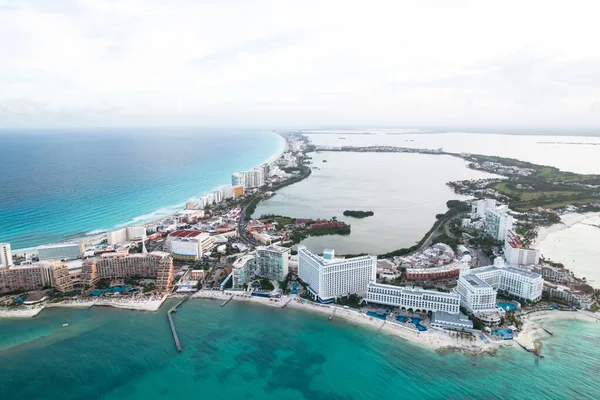 Veduta aerea panoramica della spiaggia di Cancun e zona city hotel in Messico. Paesaggio costa caraibica del resort messicano con spiaggia Playa Caracol e Kukulcan strada. Riviera Maya nella regione di Quintana roo su — Foto Stock