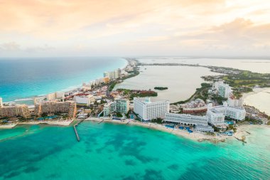 Meksika 'daki Cancun plajı ve şehir otelinin havadan panoramik manzarası. Plaj Playa Caracol ve Kukulcan yolu ile Meksika tatil beldesinin Karayip sahili manzarası. Quintana Roo bölgesinde Riviera Maya