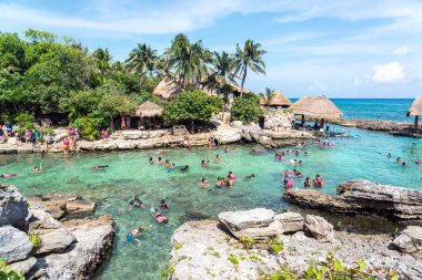 Cancun, Meksika - 13 Eylül 2021: Maya Riviera tatil beldesi XCaret Parkı 'nda Şnorkelleme.