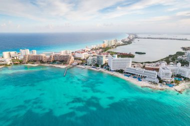 Meksika 'daki Cancun plajı ve şehir otelinin havadan panoramik manzarası. Plaj Playa Caracol ve Kukulcan yolu ile Meksika tatil beldesinin Karayip sahili manzarası. Quintana Roo bölgesinde Riviera Maya