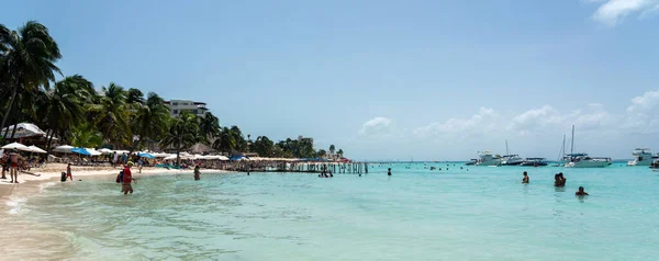 Isla Mujeres, Cancún, México - 13 de setembro de 2021: Bela praia caribenha Playa Norte ou praia norte na Isla Mujeres, perto de Cancún, México — Fotografia de Stock