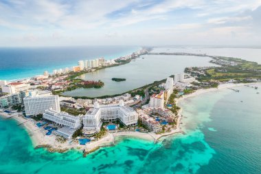 Meksika 'daki Cancun plajı ve şehir otelinin havadan panoramik manzarası. Plaj Playa Caracol ve Kukulcan yolu ile Meksika tatil beldesinin Karayip sahili manzarası. Quintana Roo bölgesinde Riviera Maya