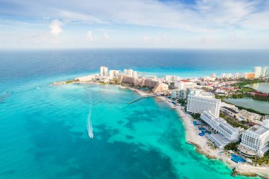 Meksika 'daki Cancun plajı ve şehir otelinin havadan panoramik manzarası. Plaj Playa Caracol ve Kukulcan yolu ile Meksika tatil beldesinin Karayip sahili manzarası. Quintana Roo bölgesinde Riviera Maya