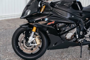 STAVROPOL, RUSSIA - 28 Mayıs 2020: BMW siyah spor bisikleti. Rusya 'nın Stavropol şehrinde modern güçlü motosiklet