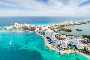 Meksika 'daki Cancun plajı ve şehir otelinin havadan panoramik manzarası. Plaj Playa Caracol ve Kukulcan yolu ile Meksika tatil beldesinin Karayip sahili manzarası. Quintana Roo bölgesinde Riviera Maya
