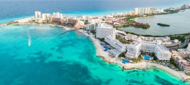 Meksika 'daki Cancun plajı ve şehir otelinin havadan panoramik manzarası. Plaj Playa Caracol ve Kukulcan yolu ile Meksika tatil beldesinin Karayip sahili manzarası. Quintana Roo bölgesinde Riviera Maya