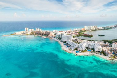Meksika 'daki Cancun plajı ve şehir otelinin havadan panoramik manzarası. Plaj Playa Caracol ve Kukulcan yolu ile Meksika tatil beldesinin Karayip sahili manzarası. Quintana Roo bölgesinde Riviera Maya