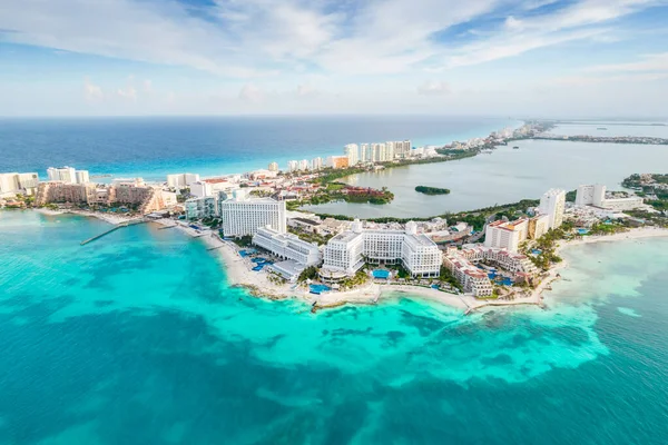 Meksika 'daki Cancun plajı ve şehir otelinin havadan panoramik manzarası. Plaj Playa Caracol ve Kukulcan yolu ile Meksika tatil beldesinin Karayip sahili manzarası. Quintana Roo bölgesinde Riviera Maya