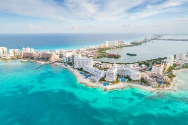 Meksika 'daki Cancun plajı ve şehir otelinin havadan panoramik manzarası. Plaj Playa Caracol ve Kukulcan yolu ile Meksika tatil beldesinin Karayip sahili manzarası. Quintana Roo bölgesinde Riviera Maya