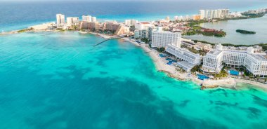 Meksika 'daki Cancun plajı ve şehir otelinin havadan panoramik manzarası. Plaj Playa Caracol ve Kukulcan yolu ile Meksika tatil beldesinin Karayip sahili manzarası. Quintana Roo bölgesinde Riviera Maya