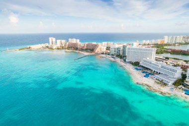 Meksika 'daki Cancun plajı ve şehir otelinin havadan panoramik manzarası. Plaj Playa Caracol ve Kukulcan yolu ile Meksika tatil beldesinin Karayip sahili manzarası. Quintana Roo bölgesinde Riviera Maya