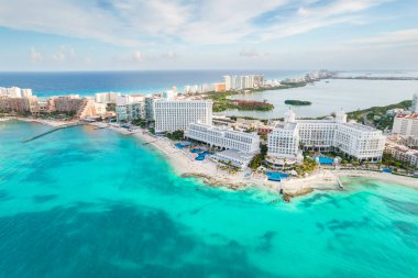 Meksika 'daki Cancun plajı ve şehir otelinin havadan panoramik manzarası. Plaj Playa Caracol ve Kukulcan yolu ile Meksika tatil beldesinin Karayip sahili manzarası. Quintana Roo bölgesinde Riviera Maya