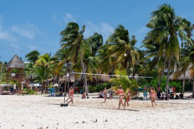 Isla Mujeres, Cancun, Meksika - 13 Eylül 2021: Güzel Karayip plajı Playa Norte veya Cancun yakınlarındaki Isla Mujeres 'de voleybol oynayan insanlarla birlikte kuzey plajı