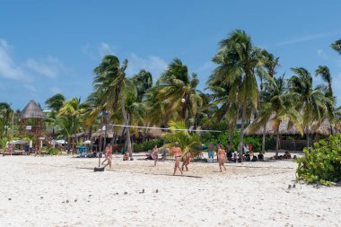 Isla Mujeres, Cancun, Meksika - 13 Eylül 2021: Güzel Karayip plajı Playa Norte veya Cancun yakınlarındaki Isla Mujeres 'de voleybol oynayan insanlarla birlikte kuzey plajı