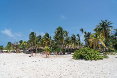 Isla Mujeres, Cancun, Meksika - 13 Eylül 2021: Güzel Karayip plajı Playa Norte veya Cancun yakınlarındaki Isla Mujeres 'de voleybol oynayan insanlarla birlikte kuzey plajı