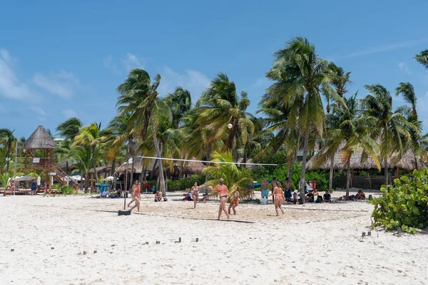 Isla Mujeres, Cancún, México - 13 de setembro de 2021: Bela praia caribenha Playa Norte ou praia norte na Isla Mujeres, perto de Cancún, com pessoas jogando voleibol, México — Fotografia de Stock