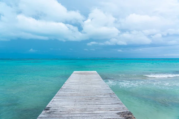 Pontile caraibico in legno con mare turchese — Foto Stock