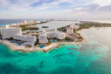 Meksika 'daki Cancun plajı ve şehir otelinin havadan panoramik manzarası. Plaj Playa Caracol ve Kukulcan yolu ile Meksika tatil beldesinin Karayip sahili manzarası. Quintana Roo bölgesinde Riviera Maya